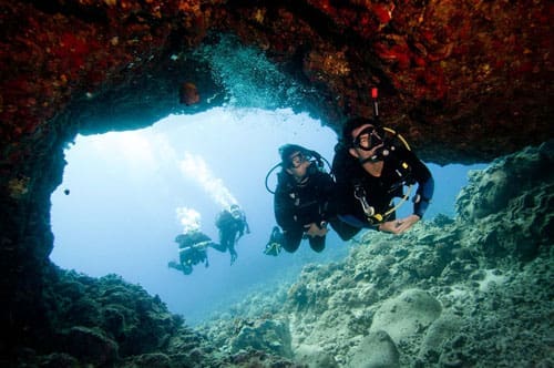Instructor swim through cave cavern bad dive instructor