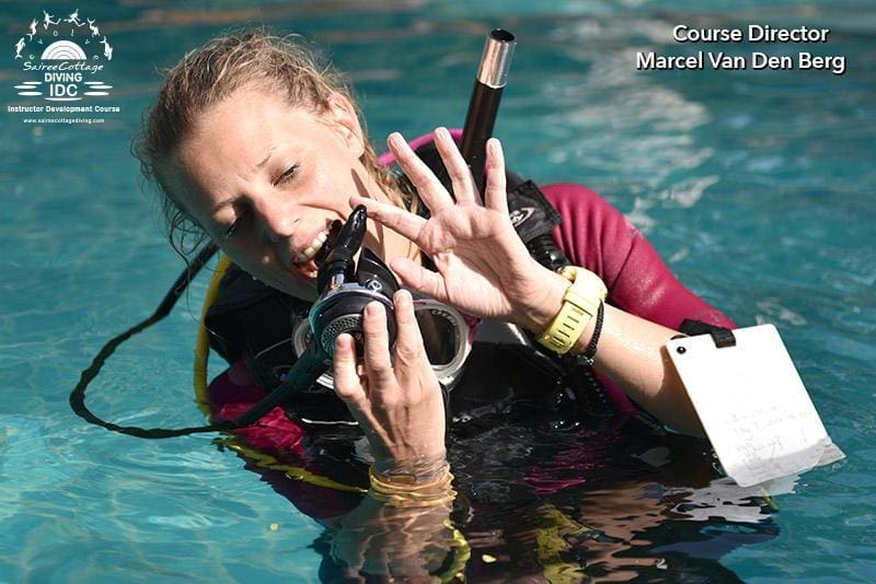 Briefing PADI Free Flowing Regulator Skil Open Water Diver Course IDC