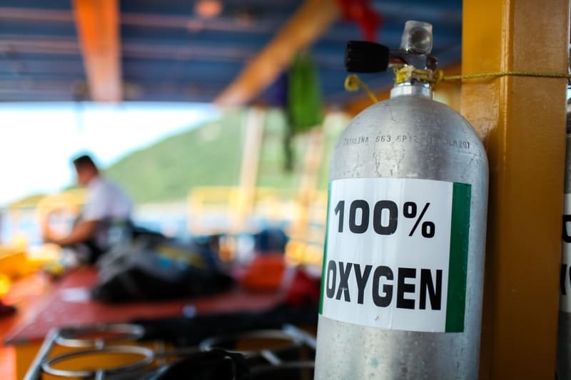 100 percent oxygen dive boat PADI Open Water Diver Manual Answers Chapter 5