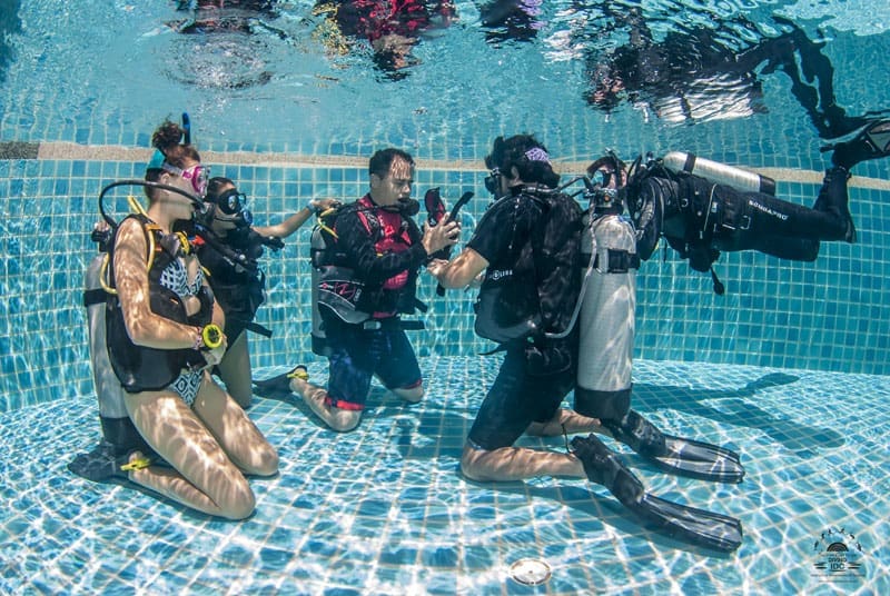 Kneeling Confined Water Dive 2