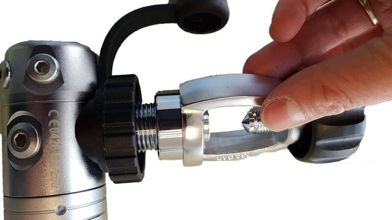 DIN regulator on a yoke cylinder valve