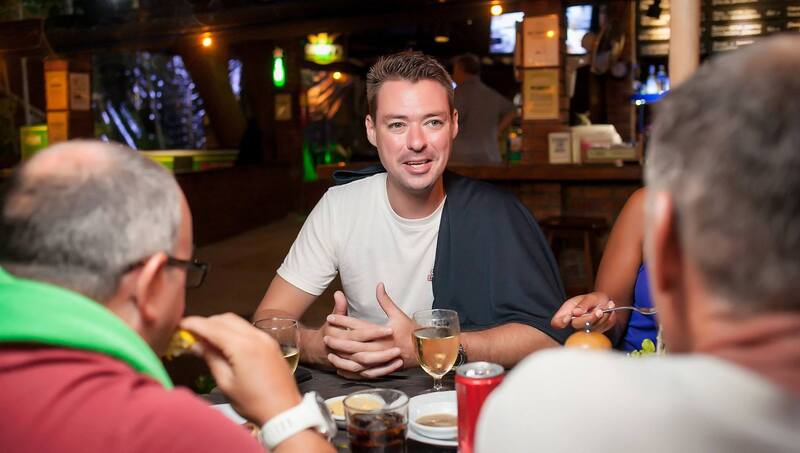 Dinner with your scuba diving students to increase sales as a scuba diving instructor